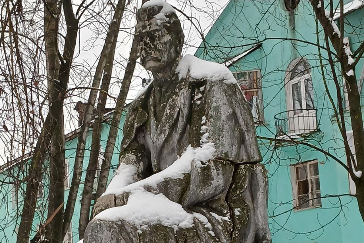 Местные власти обещали починить памятник, но так и не собрались. Так и сидит Горький без носа. Местные власти обещали починить памятник, но так и не собрались. Так и сидит Горький без носа.