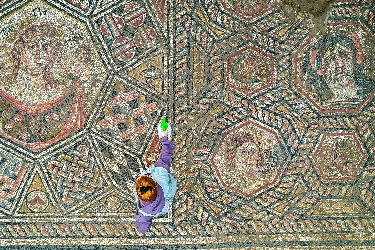 Дама, волосы которой украшают клешни крабов, - вовсе не дама. Ученые предположили, что это олицетворение озера Изник.