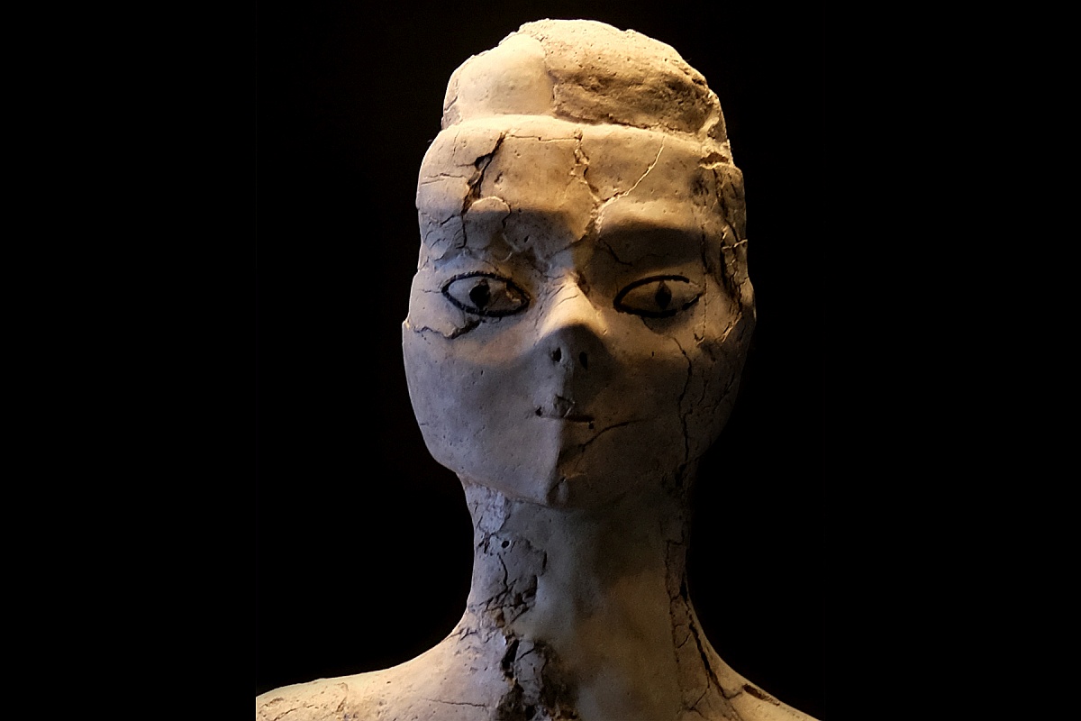 Статуи кажутся живыми. Их глаза огромны и обрамлены черным пигментом. У них маленький и завернутый нос. Рты крошечные, почти без губ. 