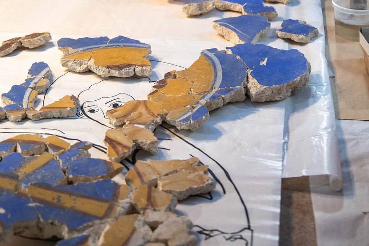 В XIX веке при обновлении монастыря эти древние фрески сбили и подсыпали ими пол. Сейчас реставраторы восстанавливают эти шедевры.