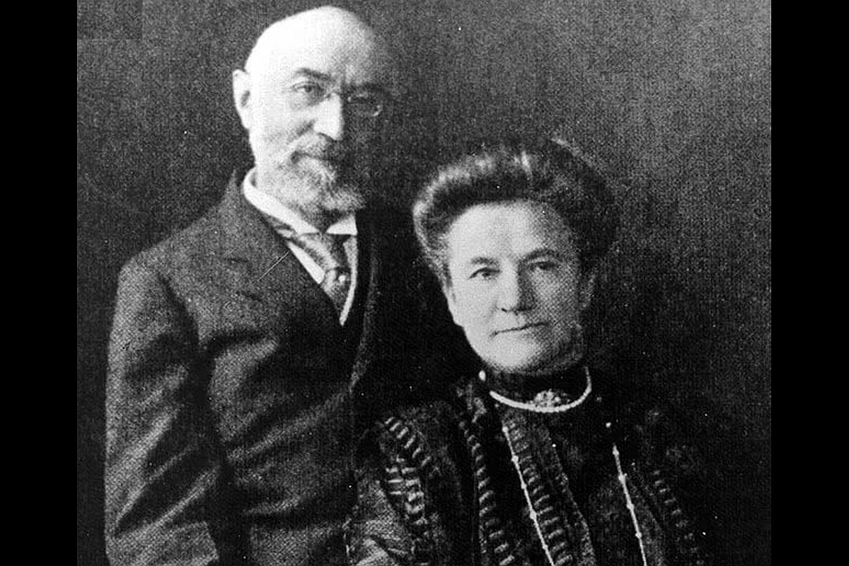 В ночь трагедии состоятельная пара добралась до палубы "Титаника", но мистер Штраус отказался сесть в спасательную шлюпку, настаивая, что не уйдет, пока на борту остаются молодые мужчины. Миссис Штраус отказалась сесть в шлюпку без мужа.