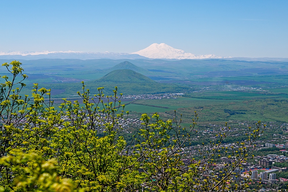 Кавказские Минеральные Воды - это место, куда хочется возвращаться снова и снова. Здесь каждый найдет себе занятие по душе: будь то активное путешествие по горам или реабилитационные курсы в одном из множества санаториев.