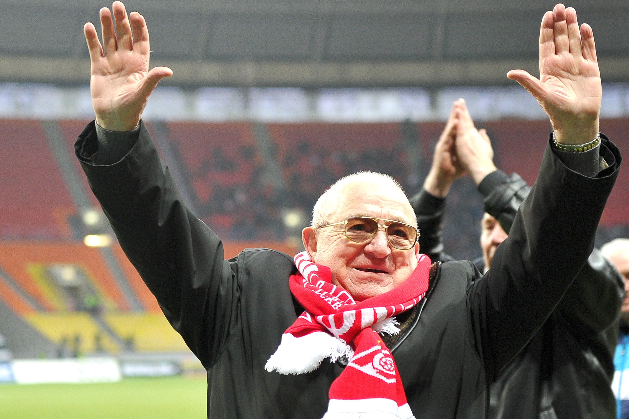 Во время чествования в перерыве матча 31-го тура Чемпионата России по футболу среди клубов Премьер-лиги между ФК "Спартак" (Москва) и ФК "Локомотив" (Москва). .2011 год.