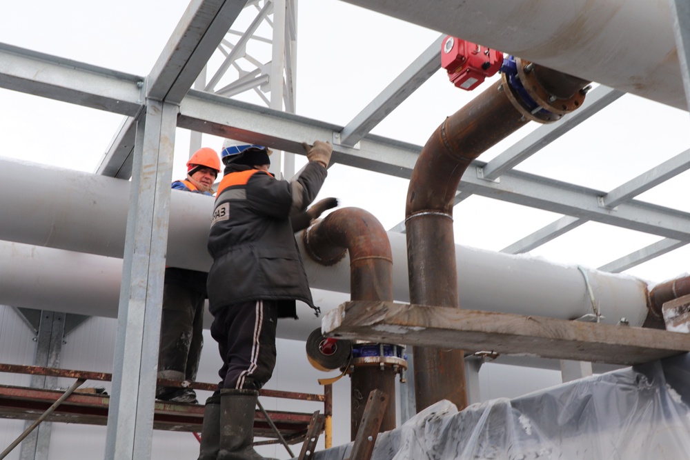 Монтаж оборудования ведется параллельно с завершением строительства здания котельной.