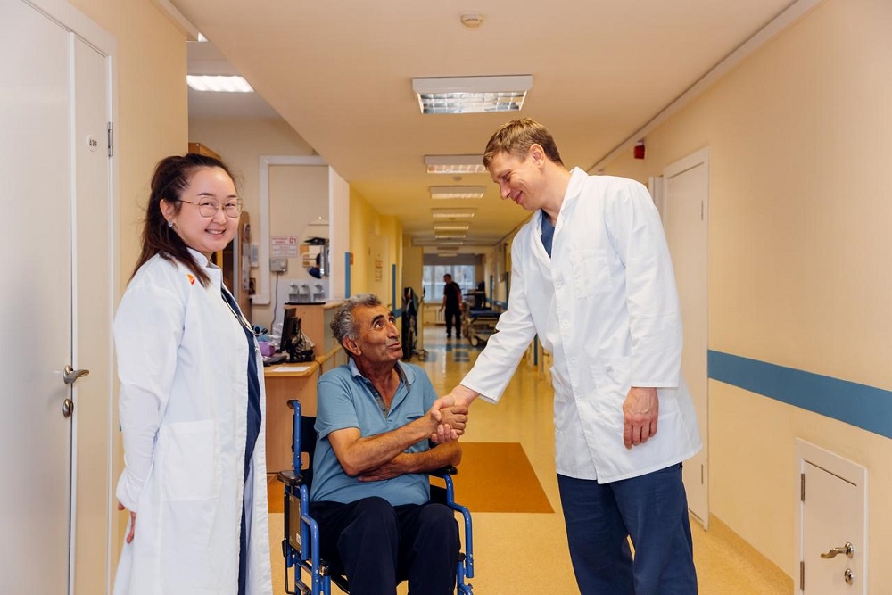 Пациентам начали имплантировать разработанный в Сибири протез аорты.