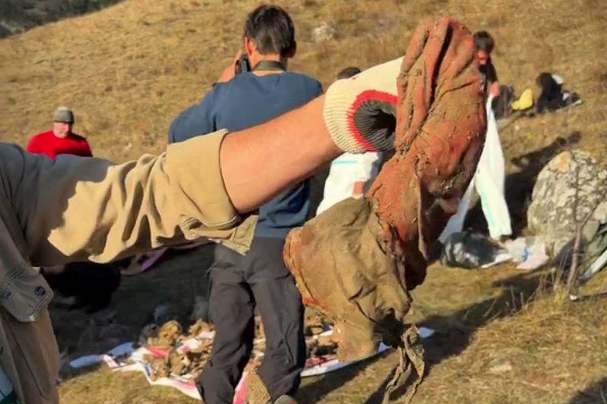 В руках археолога редчайший артефакт - старинный ингушский женский головной убор - курхарс.