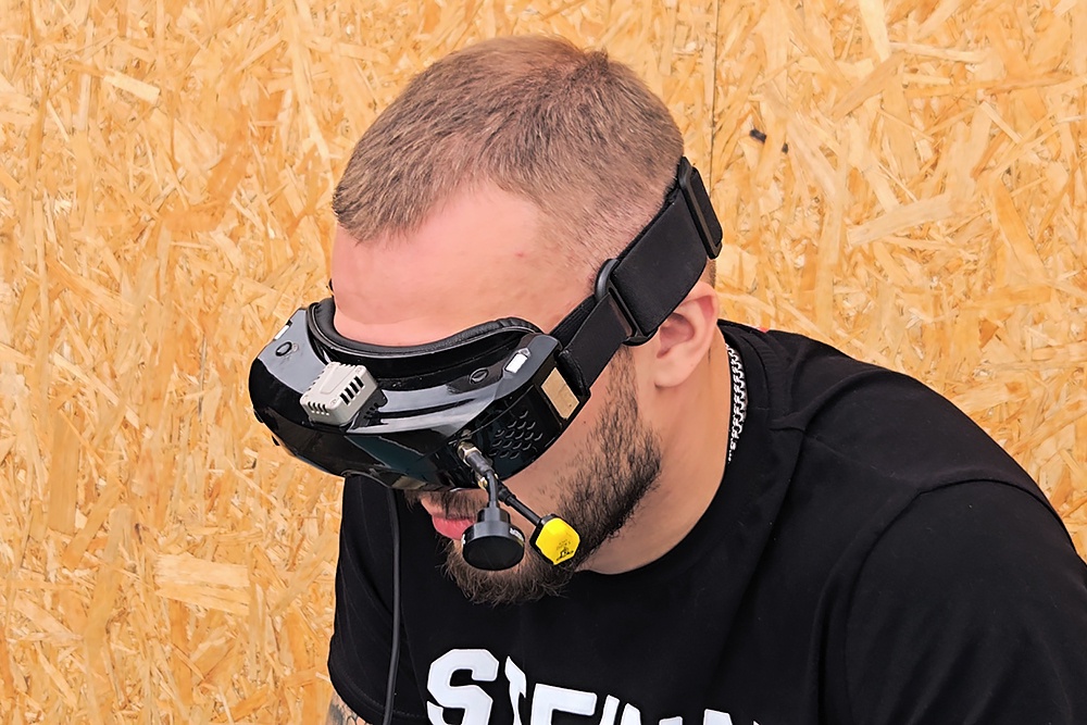 В такой маске оператор становится "глазами" беспилотника и четко видит его полет от первого лица.