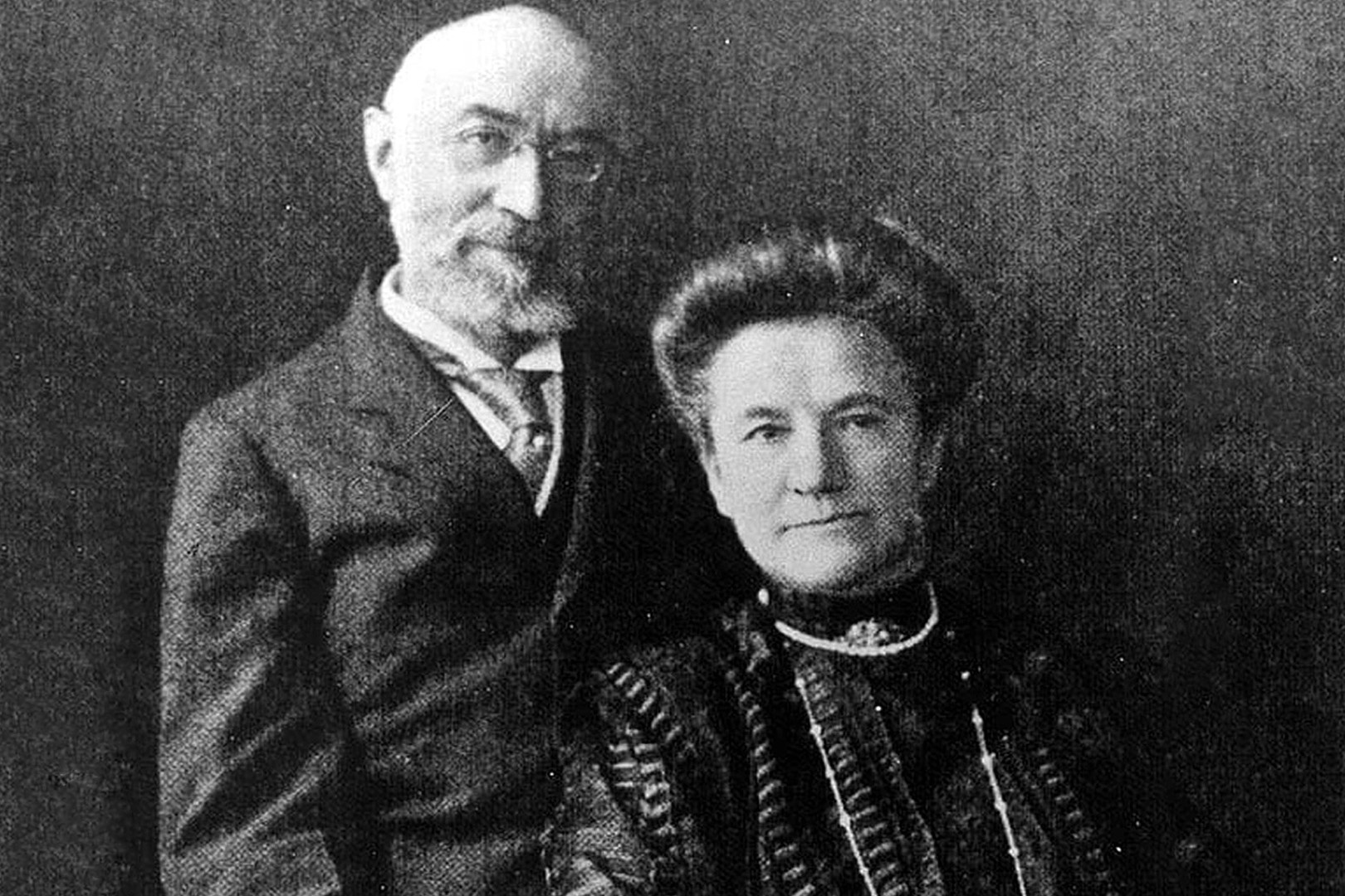 В ночь трагедии состоятельная пара добралась до палубы "Титаника", но мистер Штраус отказался сесть в спасательную шлюпку, настаивая, что не уйдет, пока на борту остаются молодые мужчины. Миссис Штраус отказалась сесть в шлюпку без мужа.