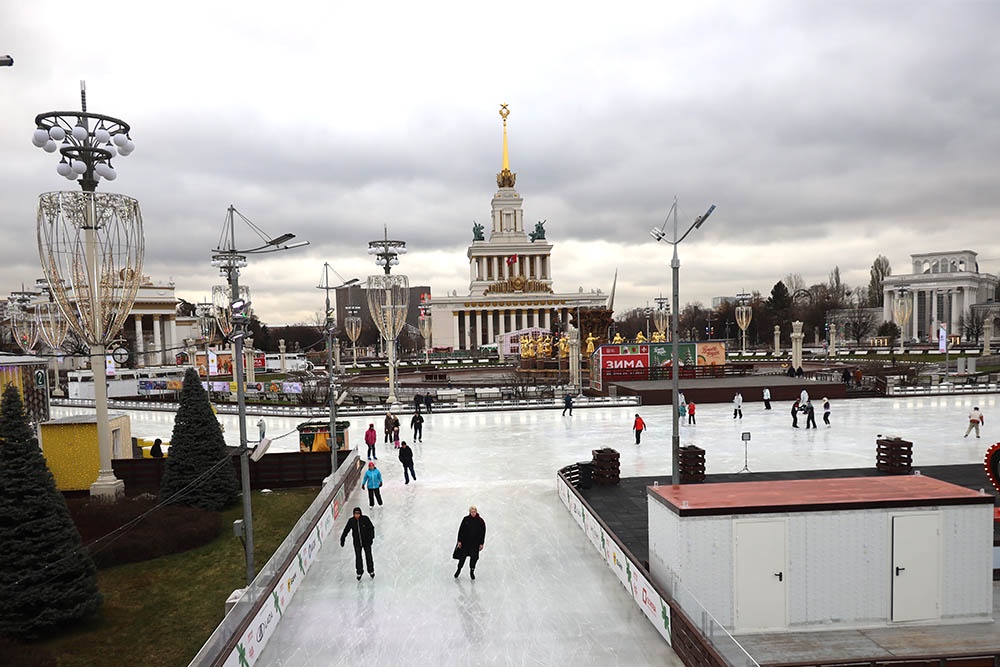 Лед на этом катке мягкий, коньки по нему так и скользят.