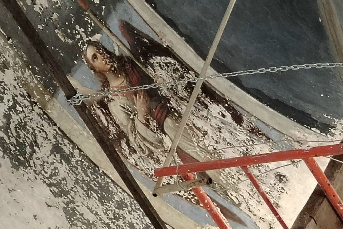 Фрагмент  с ангелом был скрыт под слоями копоти и сажи.