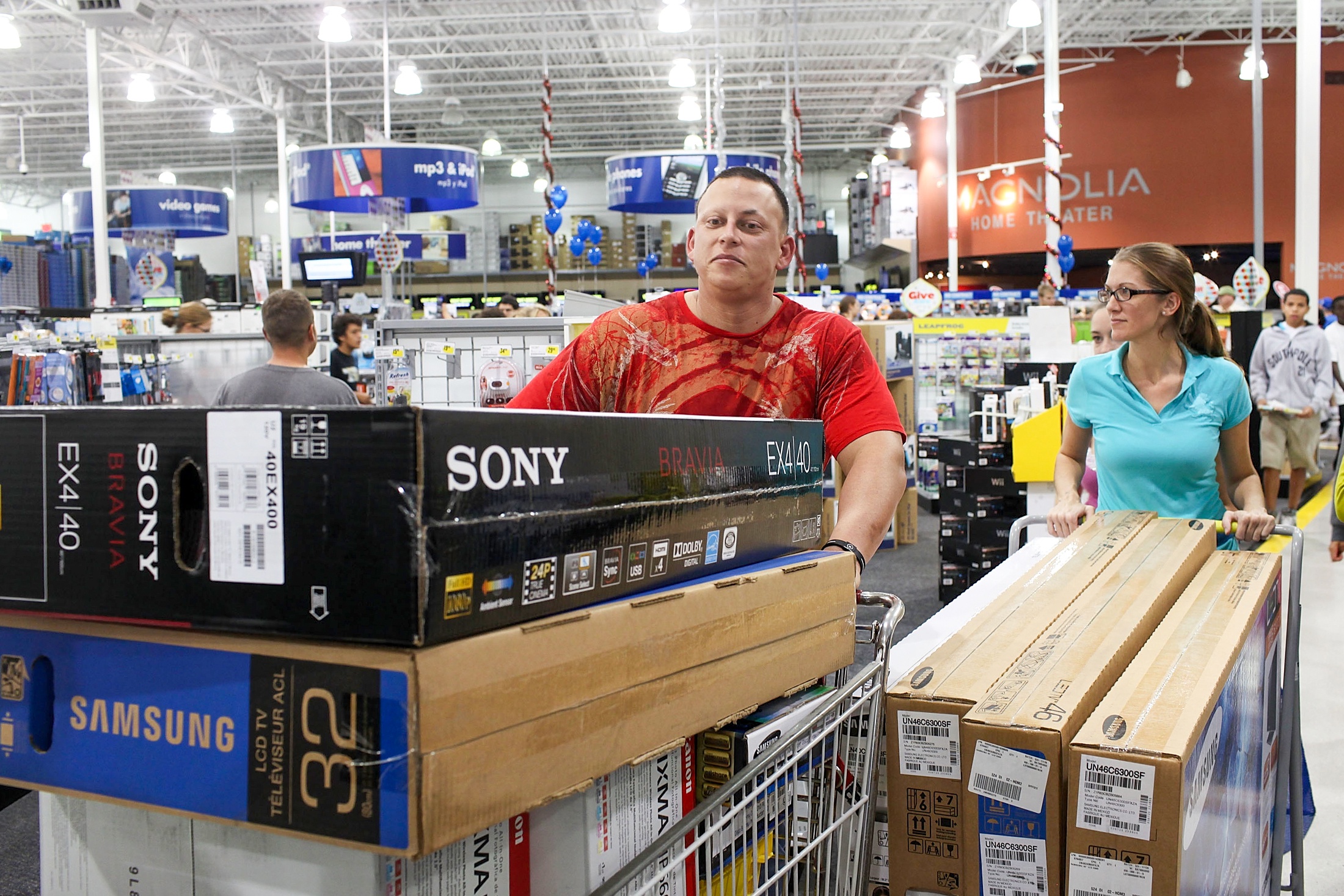 Покупатели толпятся в магазине Best Buy на рассвете в Черную пятницу, на следующий день после Дня благодарения, который открывает сезон покупки праздничных подарков.