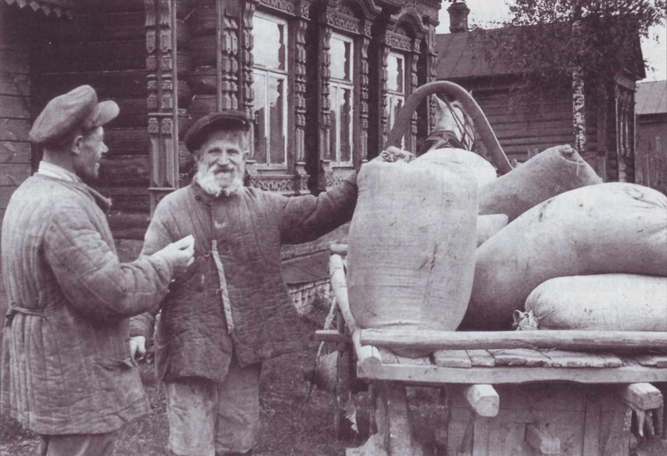 73-летний колхозник колхоза им. 8 Марта Кохомского района Ивановской области В. Д. Семёнов получает аванс на трудодни. Слева - председатель колхоза И. А. Игнатьичев. 1946 г. 