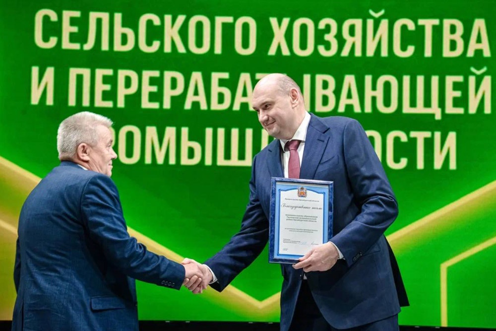 Евгений Солнцев (справа): Принял решение выдвинуть 15 лучших аграриев на государственные награды президента РФ.