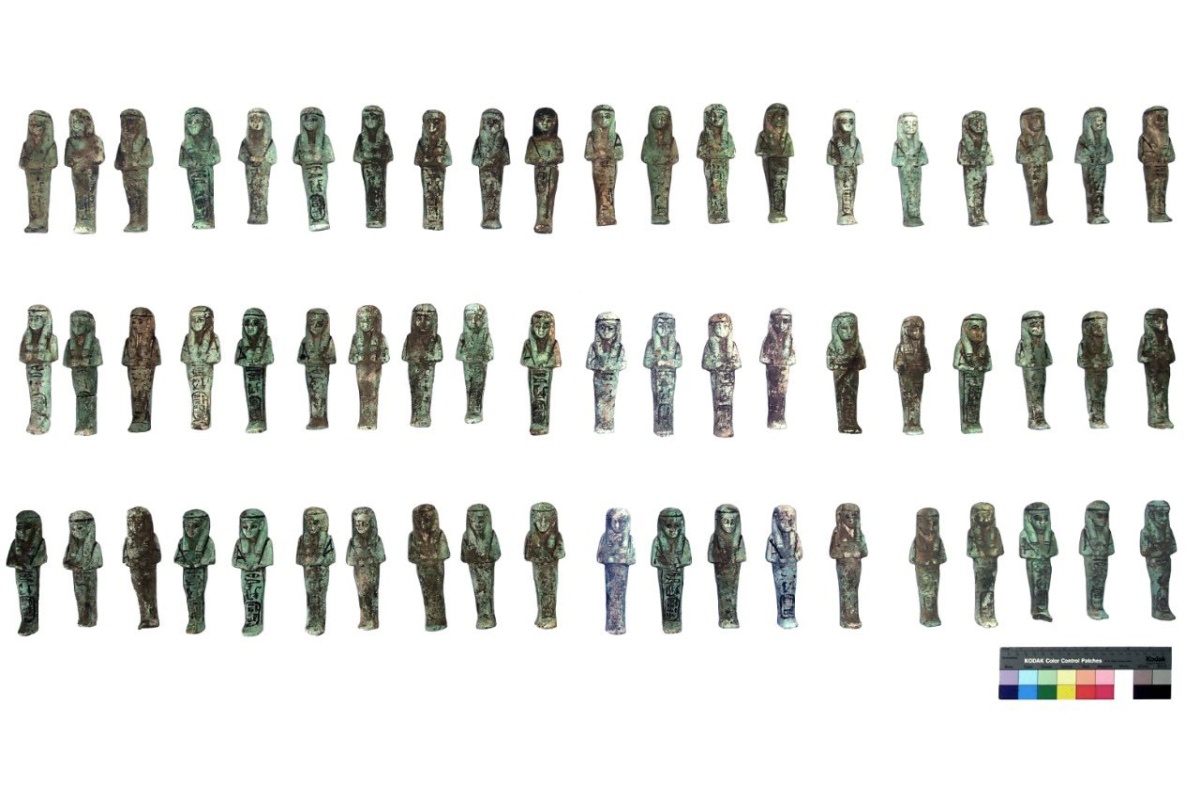  225 фаянсовых фигурок-ушебти дали ученым подсказку относительно личности фараона.