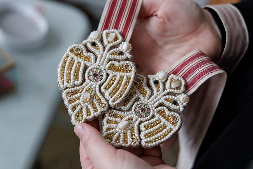 Сажение по бели - оригинальная техника древнерусской вышивки жемчугом.