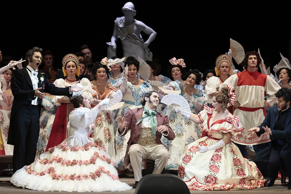 На сцене Большого театра снова суматошатся жители города N по случаю приезда Павла Чичикова. 