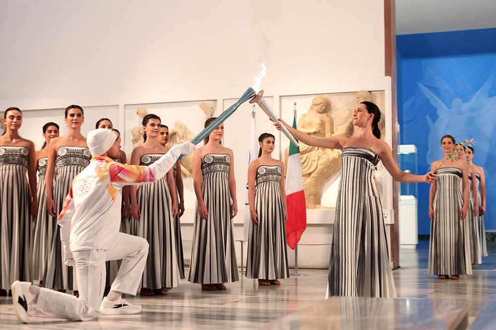 Из-за непогоды олимпийский огонь был зажжен не на античном стадионе, а в здании Археологического музея.