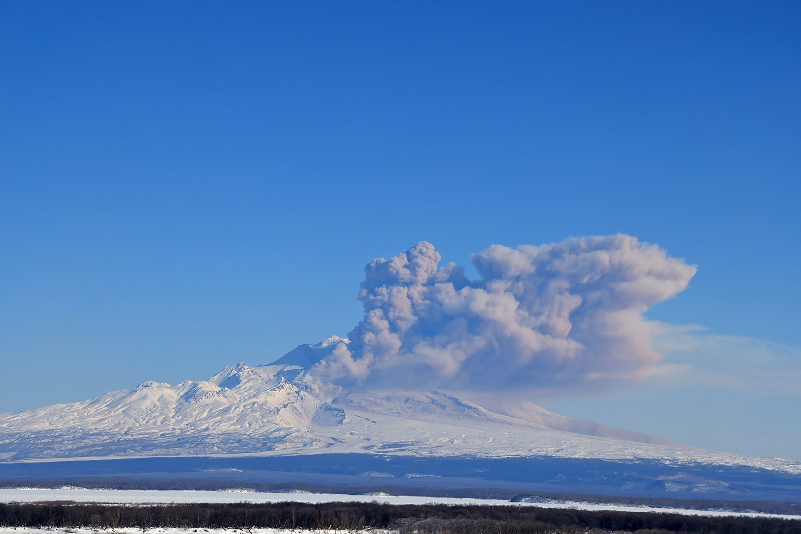 Вулкан Шивелуч на Камчатке за месяц до начала извержения. 2023 год. 