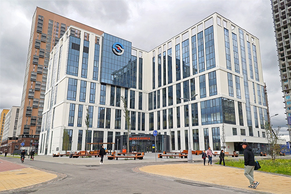 Здание поликлиники в Академическом микрорайоне Екатеринбурга -  одна из жемчужин в коллекции социальных объектов компании.   
