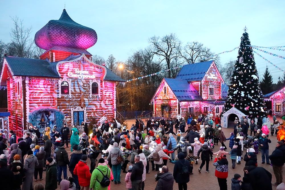 Зажечь огни на большой елке в центре усадьбы впервые смогут сами ребята и взрослые. 