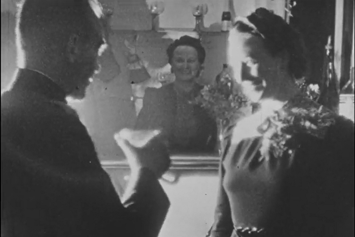 На черно-белых кадрах видно, что офицеры и приглашенные дамы разговаривают, смеются, пьют спиртные напитки, курят.