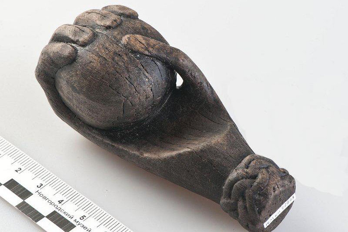 Руки - это небольшие деревянные фигурки, изображающие кисть с предметом. Обычно предмет в руке напоминает обрубленную палку или свиток, иногда шар или фигурку животного.