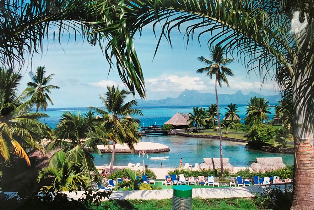 Ну чем не ворота в рай? Этот снимок я сделал на Таити спустя три часа после прилета.