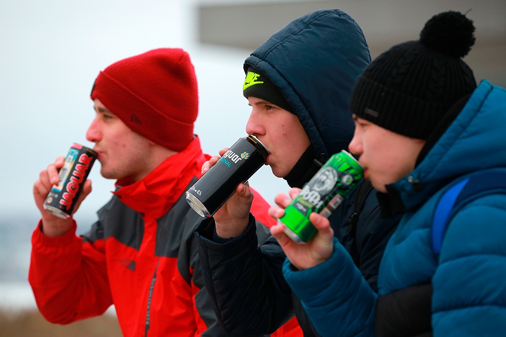 Подростки часто не знают меры, выпивая сразу по несколько банок.