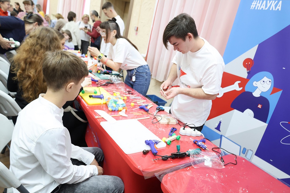 Школьники создавали модели, программировали, погружались в виртуальную реальность, делали фотографии с помощью искусственного интеллекта и решали задания квиза.