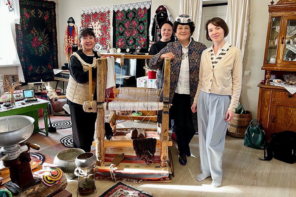 Зулейха не только заядлый коллекционер, но и радушная хозяйка: большинство экскурсий по Дому с ковром  проводит сама.