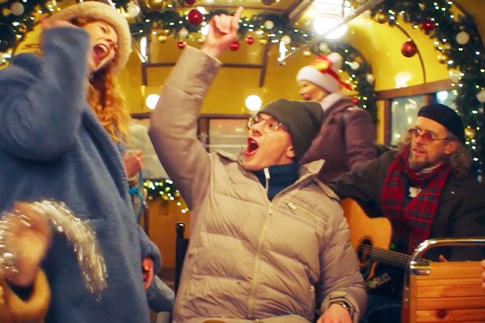 В фильме "Наш папа - Дед Мороз" состоялся дебют в кино певицы Натальи Подольской.