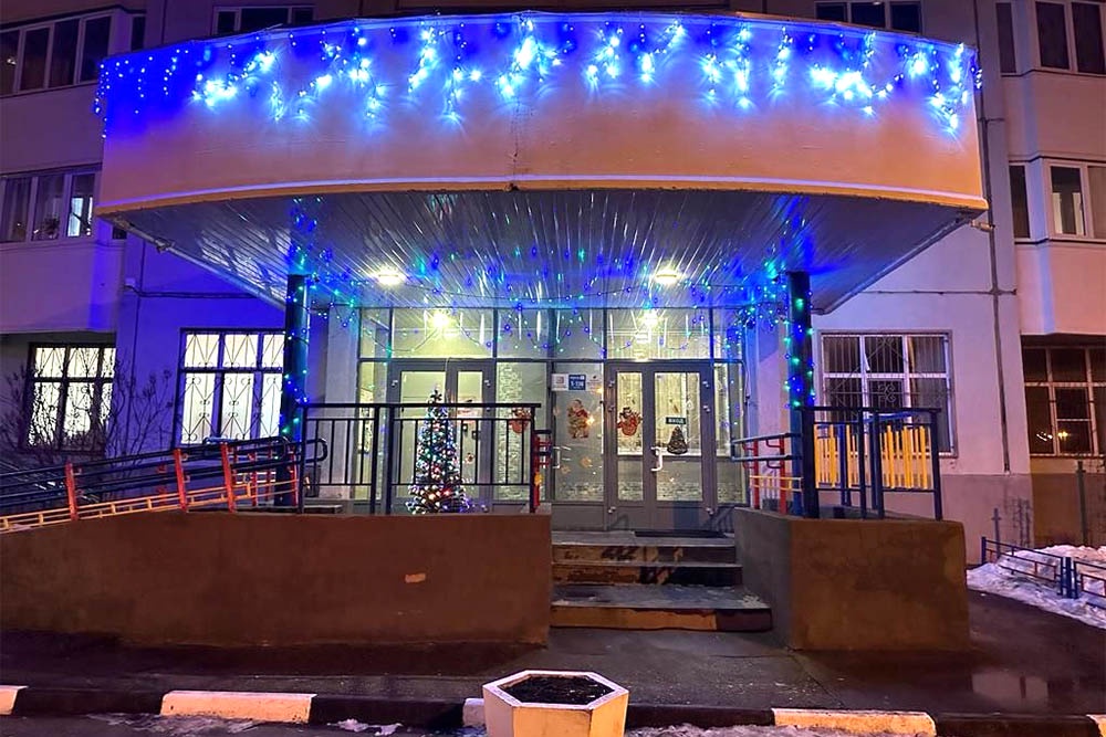 Чтобы украсить подъезд в доме, надо заручиться согласием соседей.