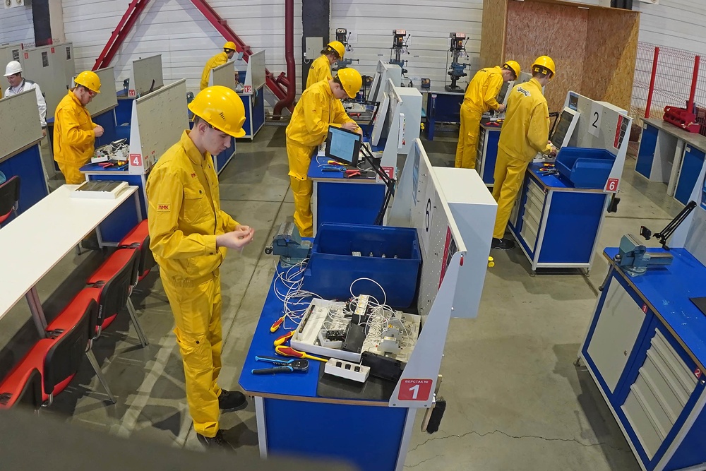 Учебные мастерские техникумов полностью дублируют обстановку настоящих цехов.