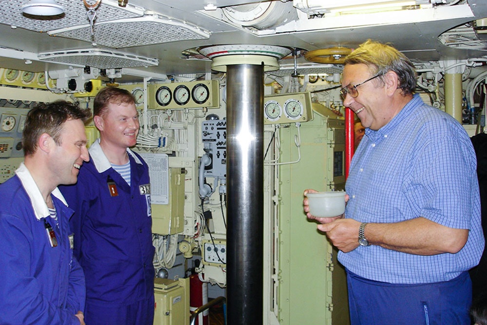 Забортной воды в матовый плафон Владимиру Фортову плеснули от души - а иначе не принимают в подводники... 