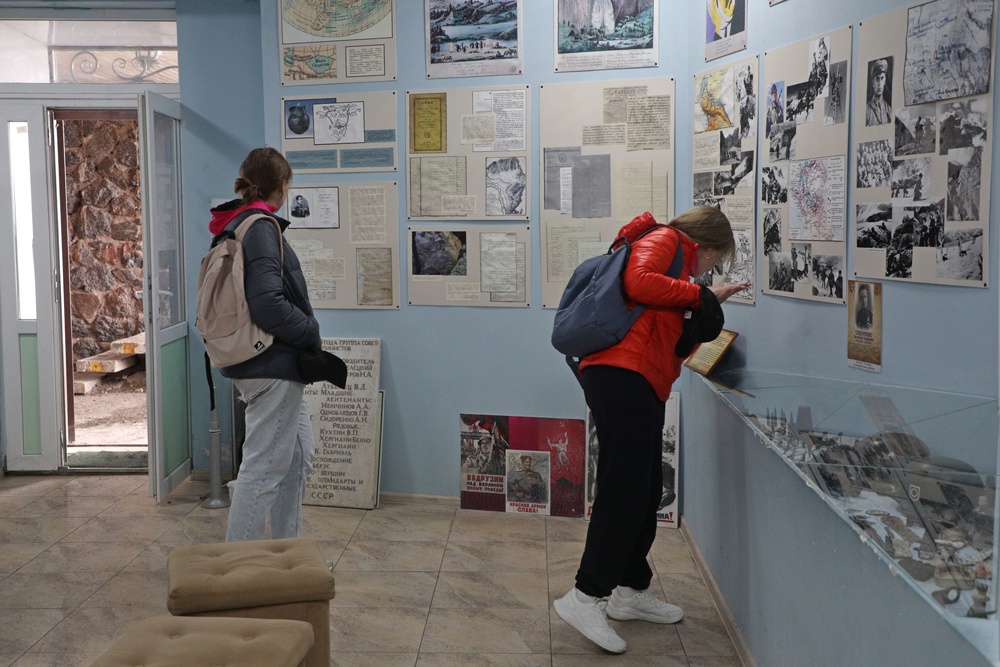 Уникальный музей обороны Приэльбрусья находится у станции канатной дороги "Мир" на высоте 3500 метров