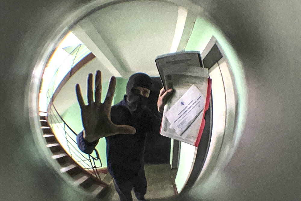 После возврата денег покупателю продавец вправе взыскать их с мошенников.