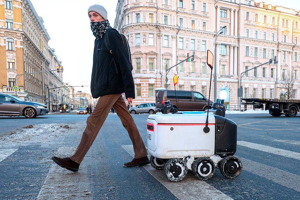 В местах, где много пешеходов, для роботов ограничат медленные зоны - здесь нельзя ездить на высокой скорости.