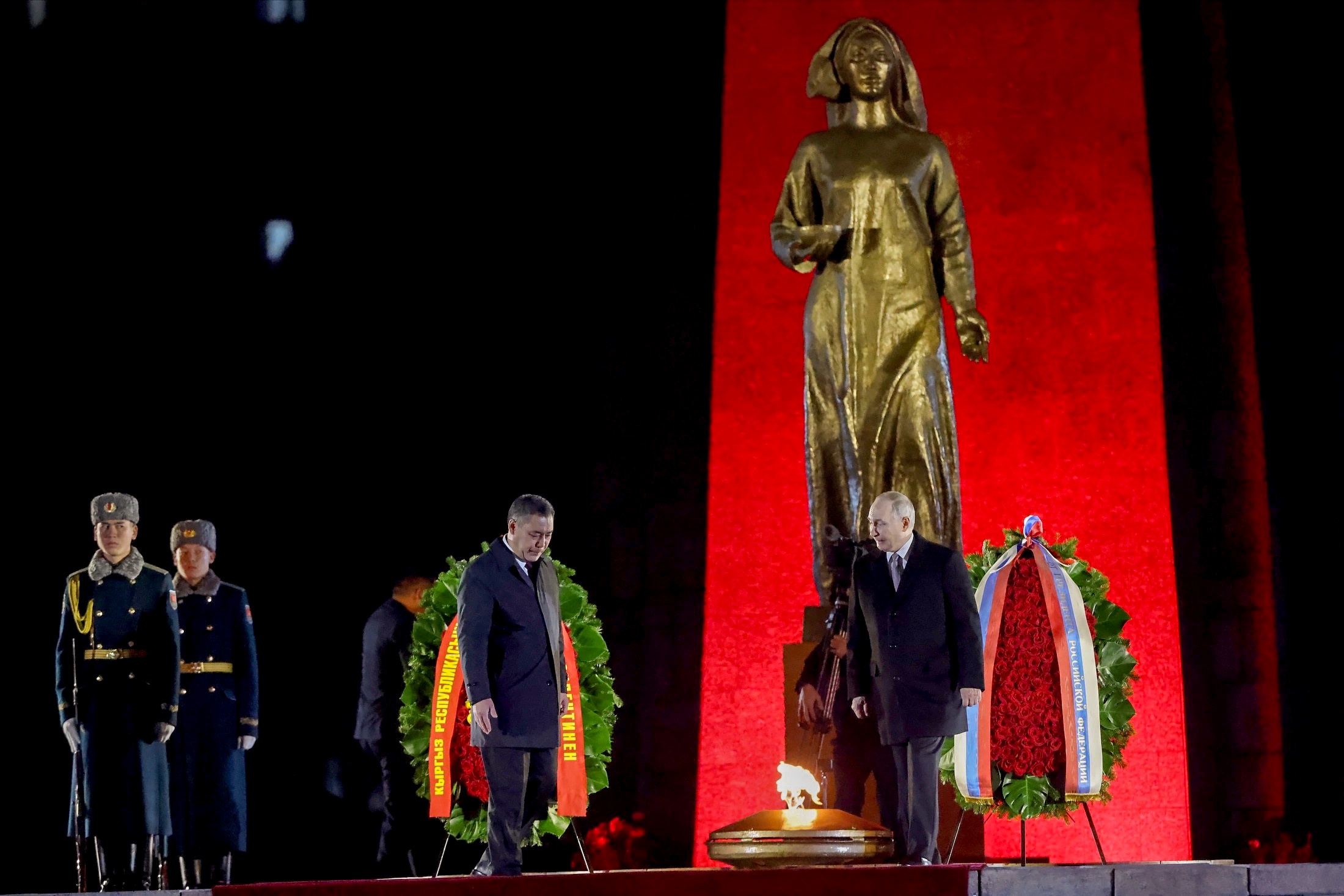 Владимир Путин и Садыр Жапаров возложили венки к Вечному огню на площади Победы в Бишкеке.