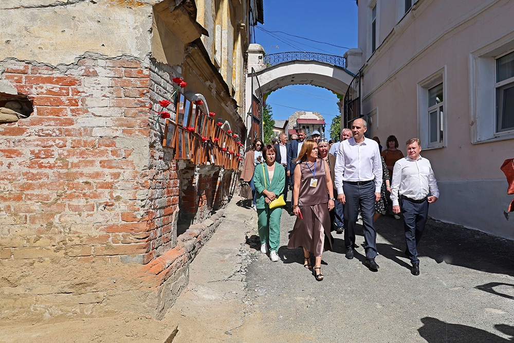 В поездках по городам области глава региона в том числе  оценивает результаты работы муниципальных управленцев.  