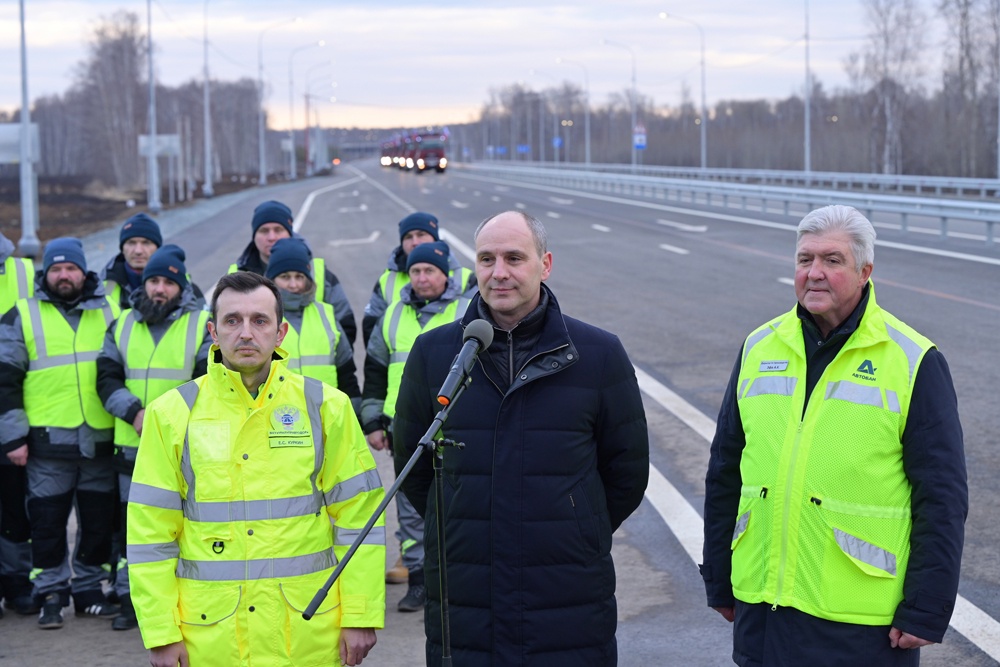 Губернатор Свердловской области Денис Паслер поздравил дорожников с завершением работ на автомобильном обходе города Богдановича.