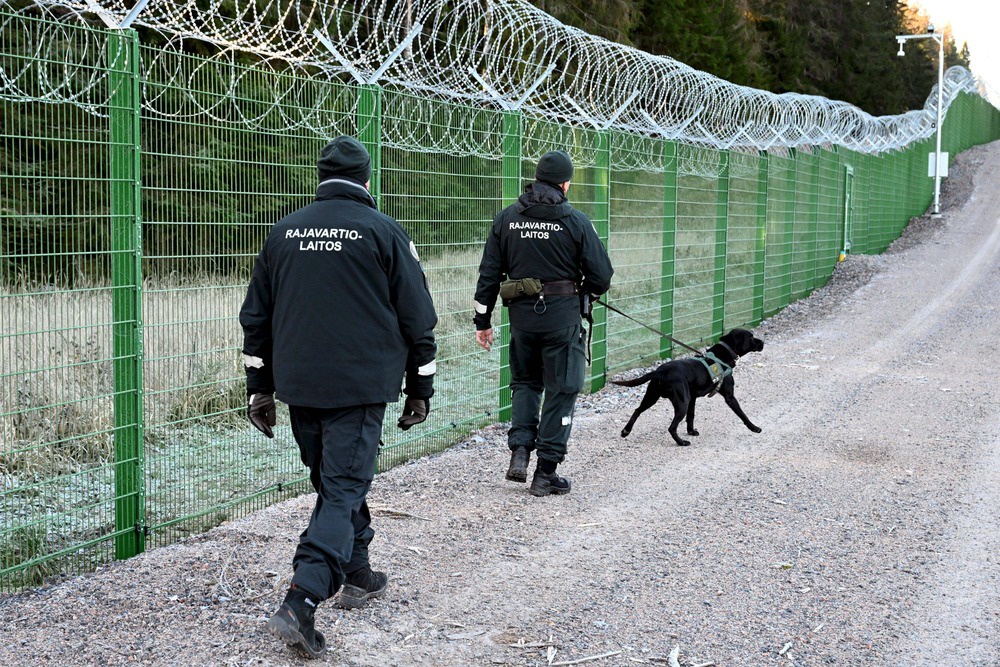 Денег в бюджете Финляндии хватило лишь на несколько образцово-показательных участков забора. 
