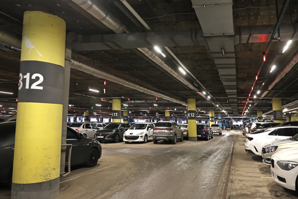 Заполненные паркинги в торговых комплексах крупных городов говорят об их востребованности.