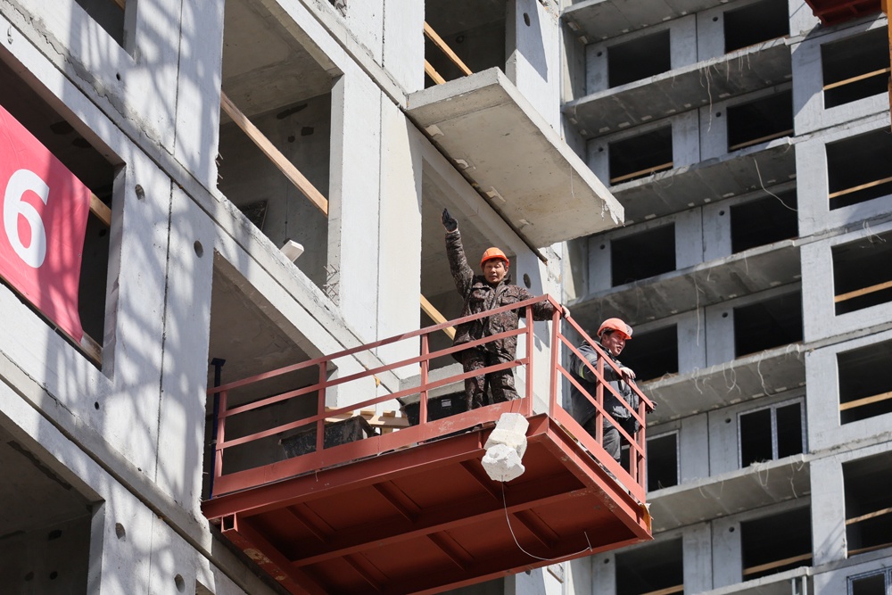 На стройках Екатеринбурга можно встретить специалистов из КНДР, но работодатель отказывается раскрывать секреты сотрудничества с ними.