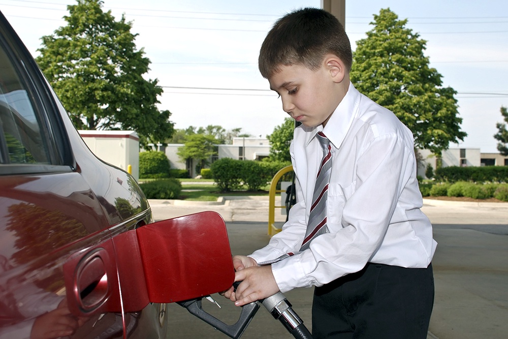 Продавцов, которые отпускают бензин подросткам, будут штрафовать до 150 тысяч рублей. 