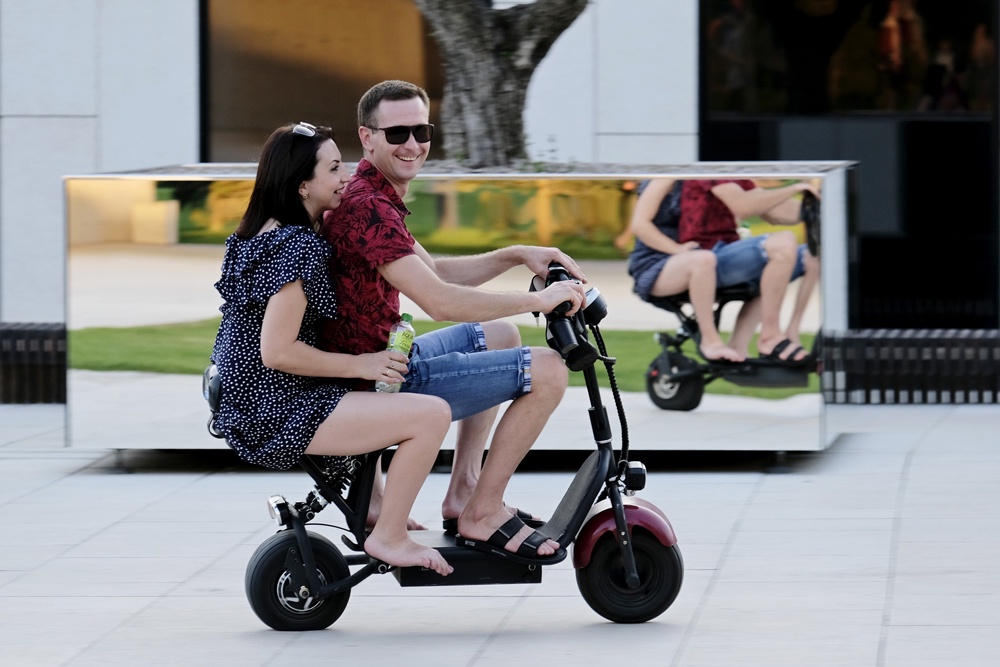 Несущиеся по тротуарам средства индивидуальной мобильности грозятся вытеснить с них пешеходов