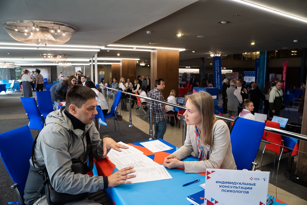 В службы занятости с начала года обратились уже более 63 тысяч петербуржцев