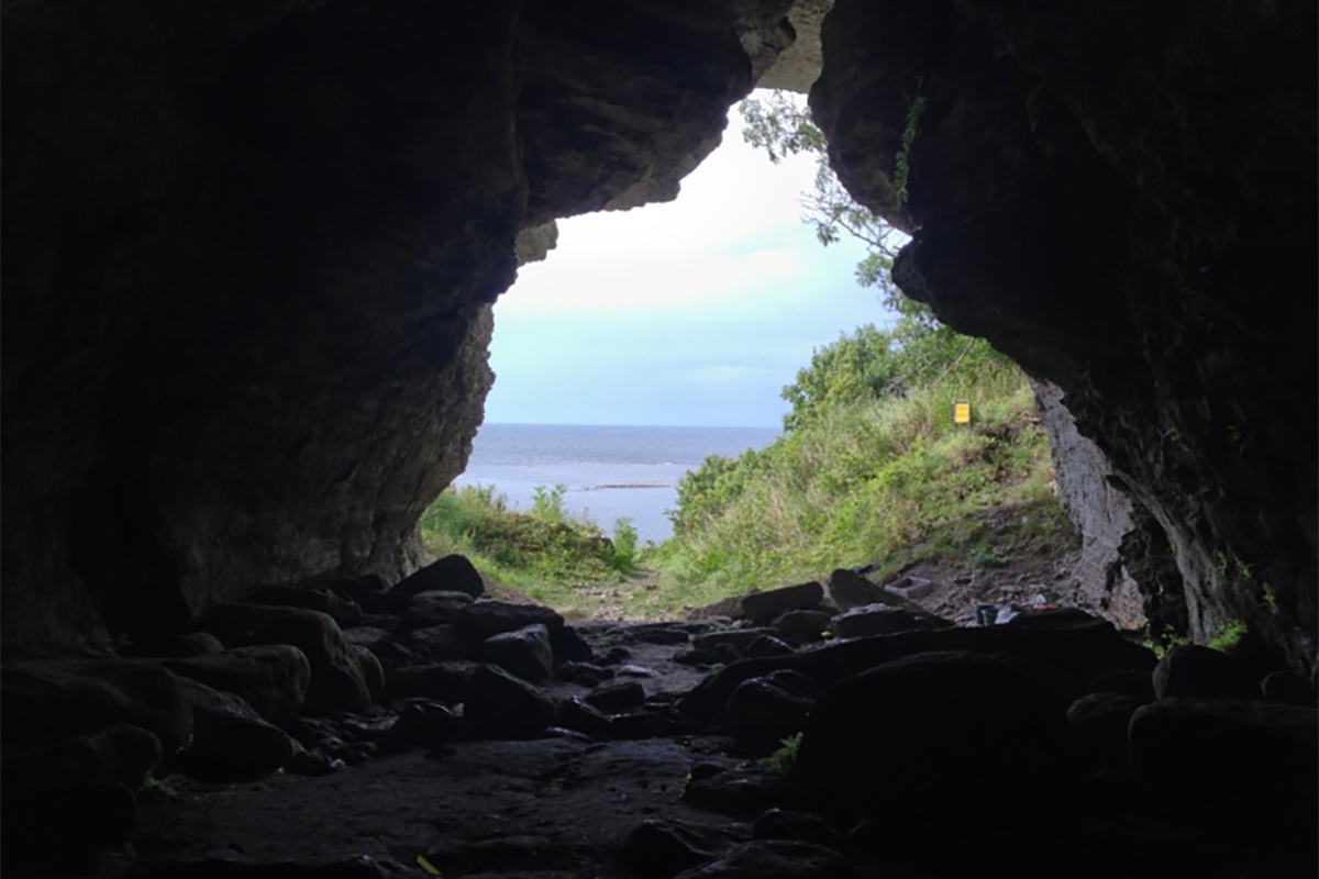 Одна из достопримечательностей Стора-Карлсе - пещера, где археологи нашли человеческие останки.