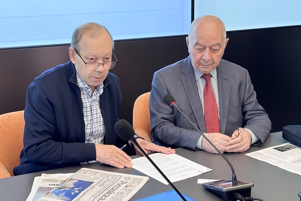 Главный редактор "РГ" Владислав Фронин и директор Фонда Международной премии мира им. Льва Толстого Доку Завгаев.