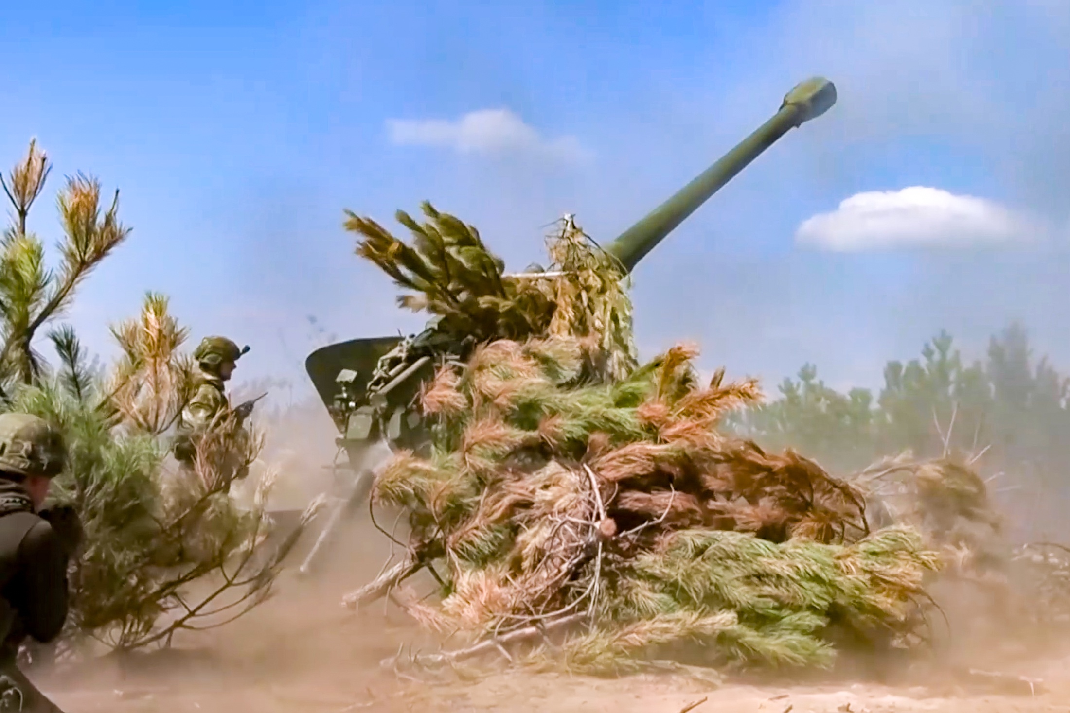 Этот снимок сделан на Херсонском направлении, где успешно действуют расчеты российских гаубиц "Мста-Б"