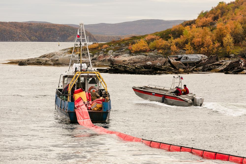 Учения по ликвидации аварийных  разливов нефтепродуктов  в Кольском заливе выглядят  красиво, но мазутные пятна на его  поверхности все равно появляются.